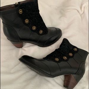 Woman’s l’Artiste  boots
